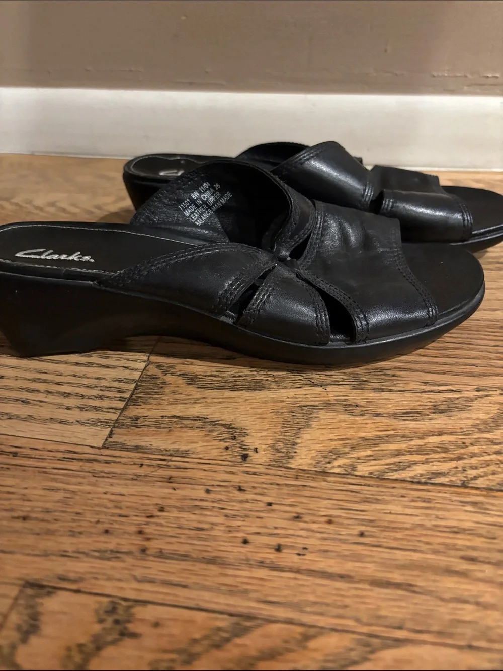 Clarks Black Leather Slip-On Slide Mules/Sandals, Sz 8W EXCELLENT CONDITION